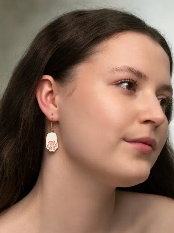 Серьги с эмалью &laquo;Лапка&raquo;, кота, розово-белые в золоте