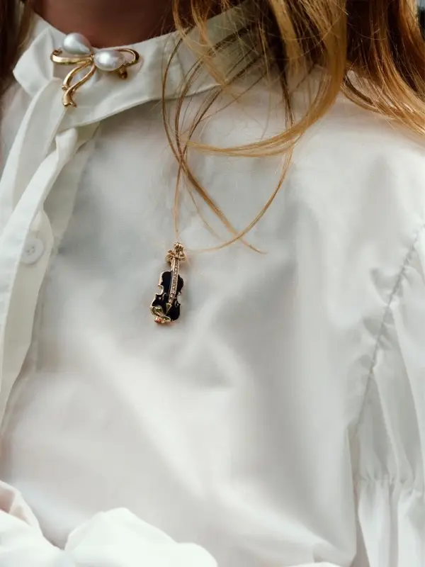 Брошь &laquo;Бантик&raquo;, с жемчужинками, белая в золоте