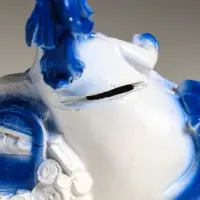 Копилка "Лошадь с сундуком монет" 13х11х7 см, бело-голубой Копилка "Лошадь с сундуком монет" 13х11х7 см, бело-голубой