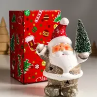 Сувенир керамика свет "Дед Мороз в серебристой шубке с ёлочкой" 9,5х7,5х14,5 см