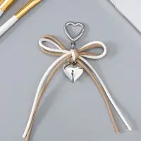 Брелок на карабине "Двойной бант с сердцем" бежево-белый 14х9х1,5 см