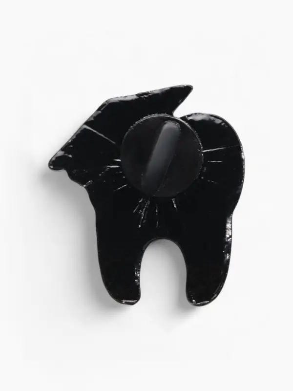 Значок &laquo;Зуб в академической шапочке&raquo;, чёрно-белый в чёрном металле