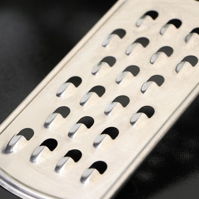 Тёрка для сыра с ручкой Доляна «Металлик», 23×6 см, крупная, цвет серебристый Тёрка для сыра с ручкой Доляна «Металлик», 23×6 см, крупная, цвет серебристый