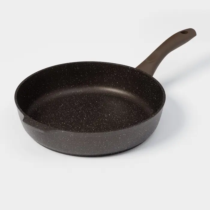 Сковорода KUKMARA &laquo;Мраморная&raquo;, d=28 см, пластиковая ручка, антипригарное покрытие, литой алюминий, коричневая