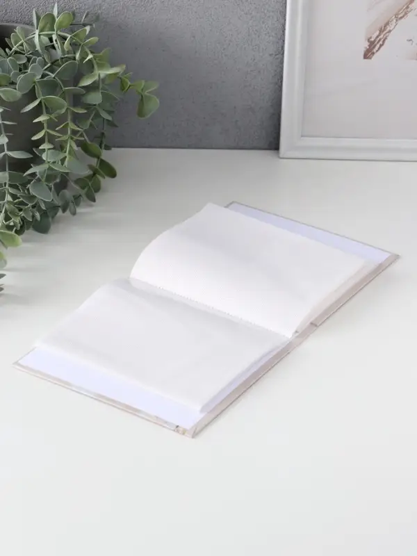 Фотоальбом на 40 фото 10х15 см Фотоальбом на 40 фото 10х15 см "Подарки и снеговик" в коробке тисн.золото 4,7х14х17 см