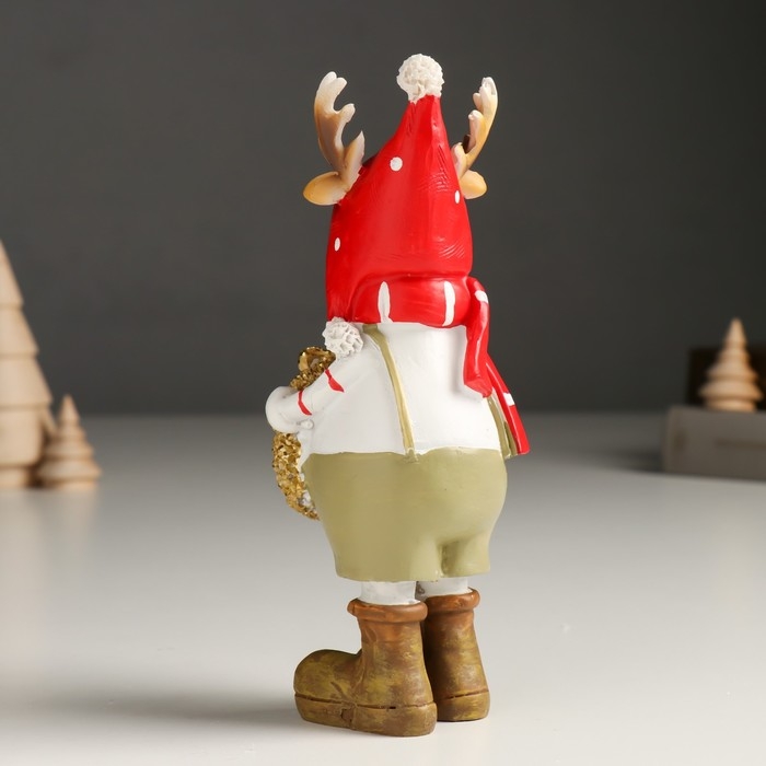 Сувенир полистоун Сувенир полистоун "Олешка в шапке-колпаке с золотым еловым венком" 5х6,5х17 см