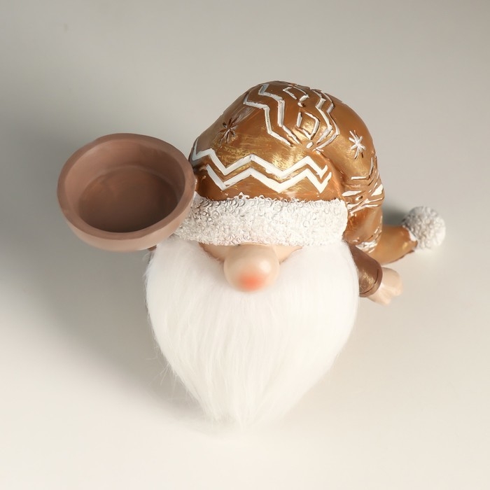 Подсвечник полистоун на 1 свечу  Подсвечник полистоун на 1 свечу "Дед Мороз в золотом колпаке с узорами" 18х9,5х13 см