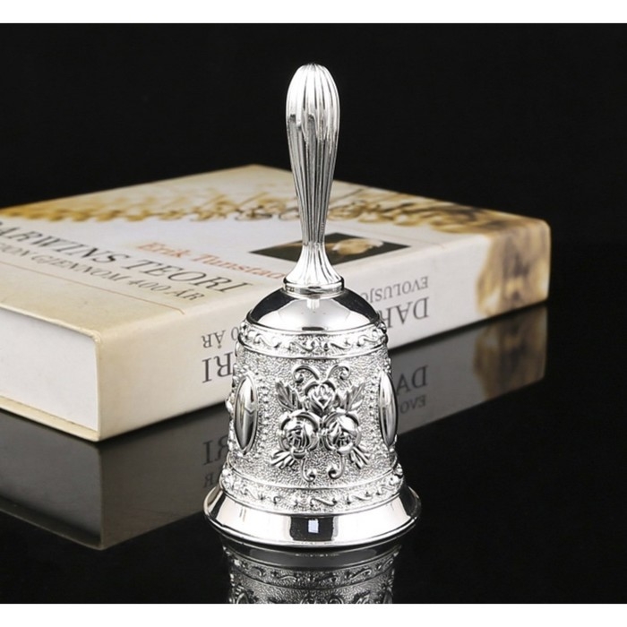 Колокольчик металлический с гравюрой, 11.3 х 5.4 см, серебро Колокольчик металлический с гравюрой, 11.3 х 5.4 см, серебро