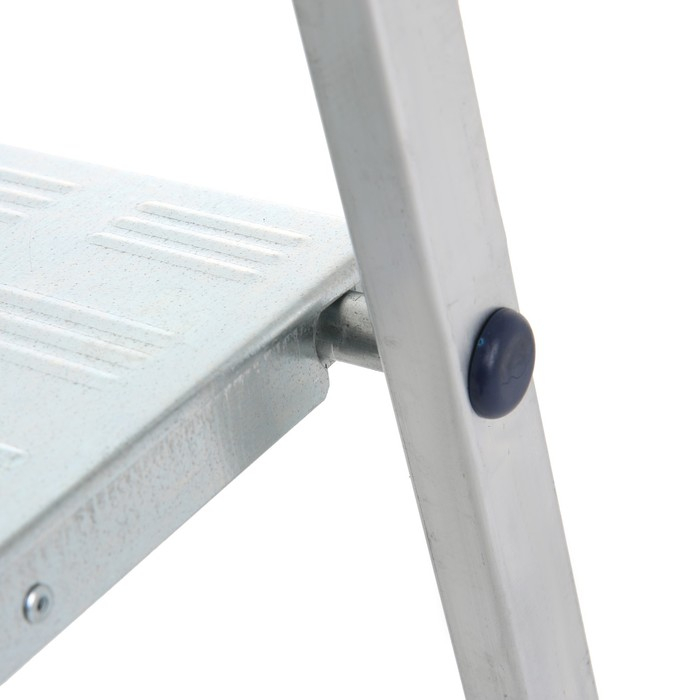 Стремянка ТУНДРА  Стремянка ТУНДРА "ЛАЙТ", алюминиевая, 4 ступени, 815 мм