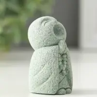 Фигурка песчаник &laquo;Буддийский монах с чётками - священные писания&raquo;, 3&times;3&times;5.5 см