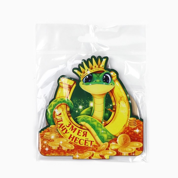 Оберег новогодний на подставке «Змея удачу несёт», 8,9 х 7,1 см. Оберег новогодний на подставке «Змея удачу несёт», 8,9 х 7,1 см.