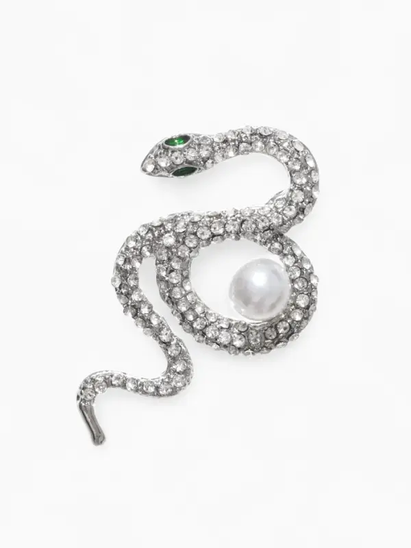 Брошь &laquo;Змея&raquo;, вокруг жемчужины, бело-зелёная в серебре