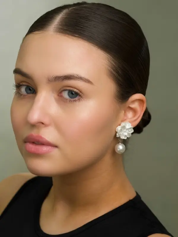 Серьги &laquo;Цветок с жемчугом&raquo;, белые в серебре