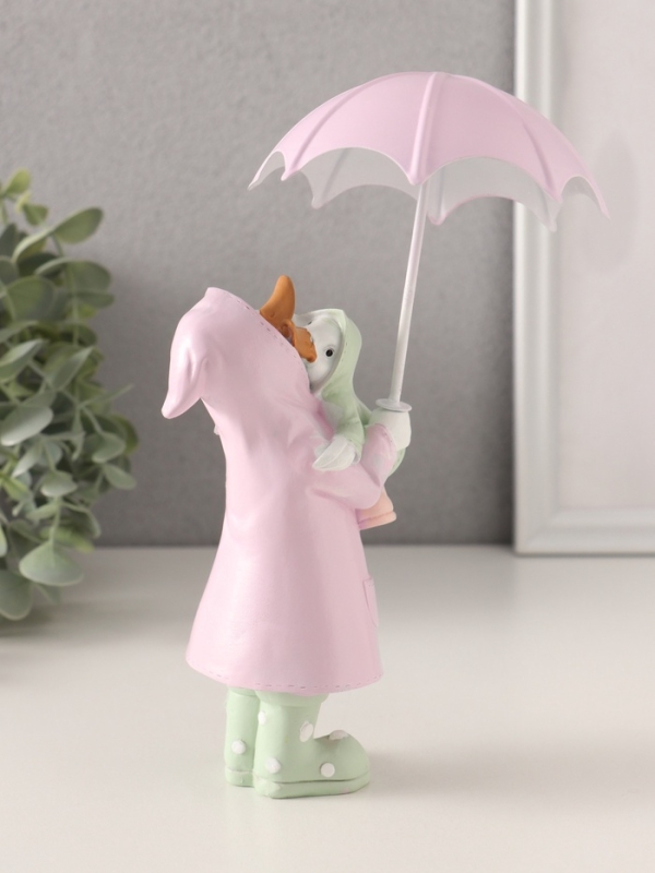 Сувенир полистоун Сувенир полистоун "Утка с утёнком в дождевиках под зонтом" сиренево-зелёный 8х6,5х14,5/19 см 10583