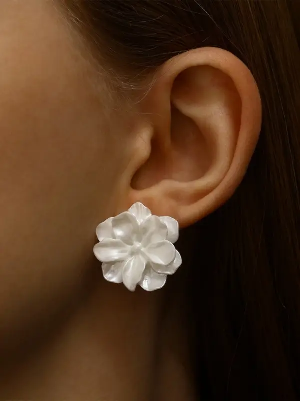 Серьги пластик &laquo;Распустившийся бутон&raquo;, сияние, белые