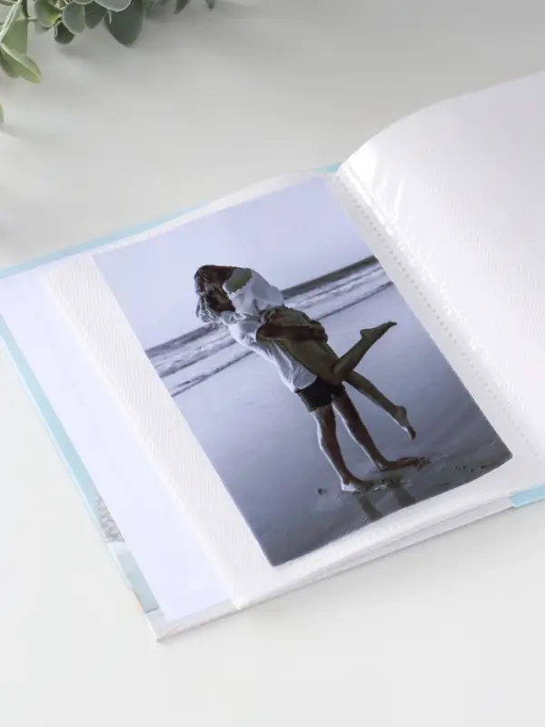 Фотоальбом на 40 фото 10х15 см Фотоальбом на 40 фото 10х15 см "Подарки у ёлочки" в коробке тисн.золото 4,7х14х17 см