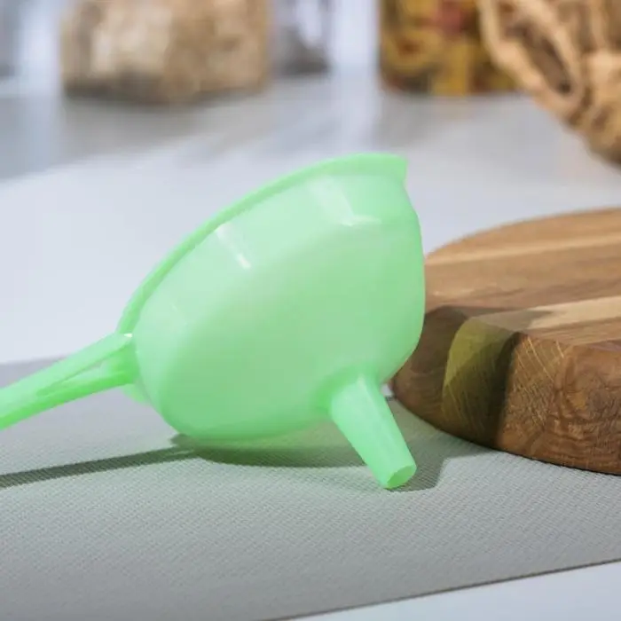 Воронка пластиковая с ручкой, 19×12×9 см, зелёная Воронка пластиковая с ручкой, 19×12×9 см, зелёная