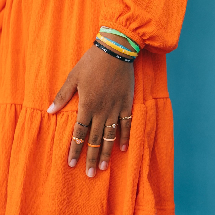 Силиконовые браслеты Forever young, набор 6 шт., цветные, d=5,5 см Силиконовые браслеты Forever young, набор 6 шт., цветные, d=5,5 см