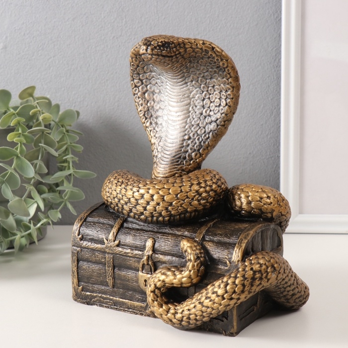 Фигурка Фигурка "КОБРА НА СУНДУКЕ" 20 х 17 х 12 см.
