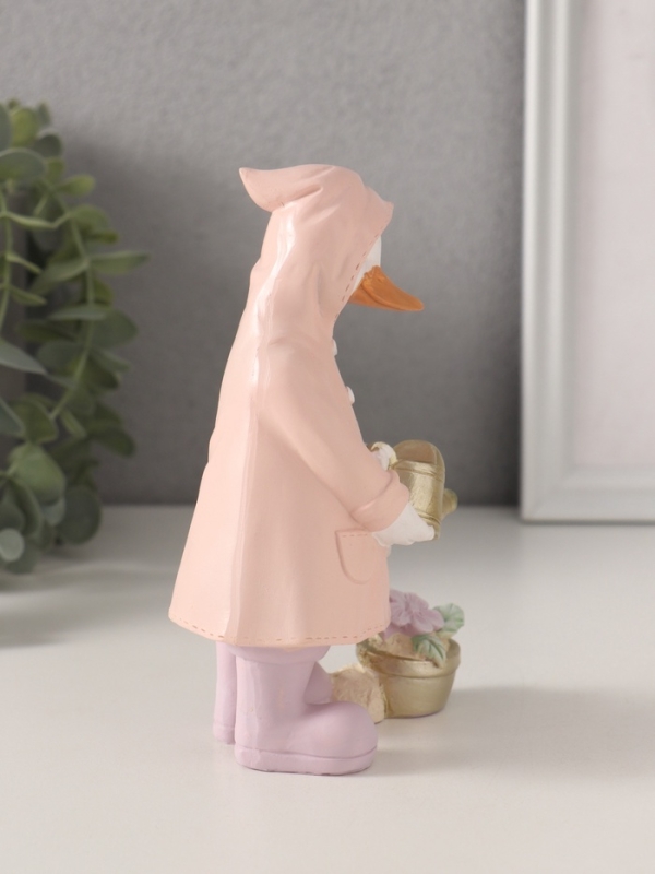 Сувенир полистоун Сувенир полистоун "Утка в дождевике поливает цветок из лейки" 9,5х6х14,5 см