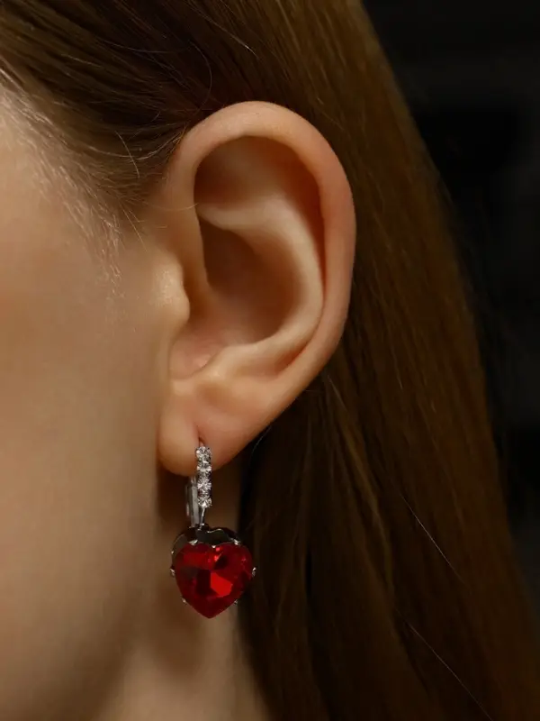 Серьги со стразами &laquo;Сердце&raquo;, мерцание, бело-красные в серебре