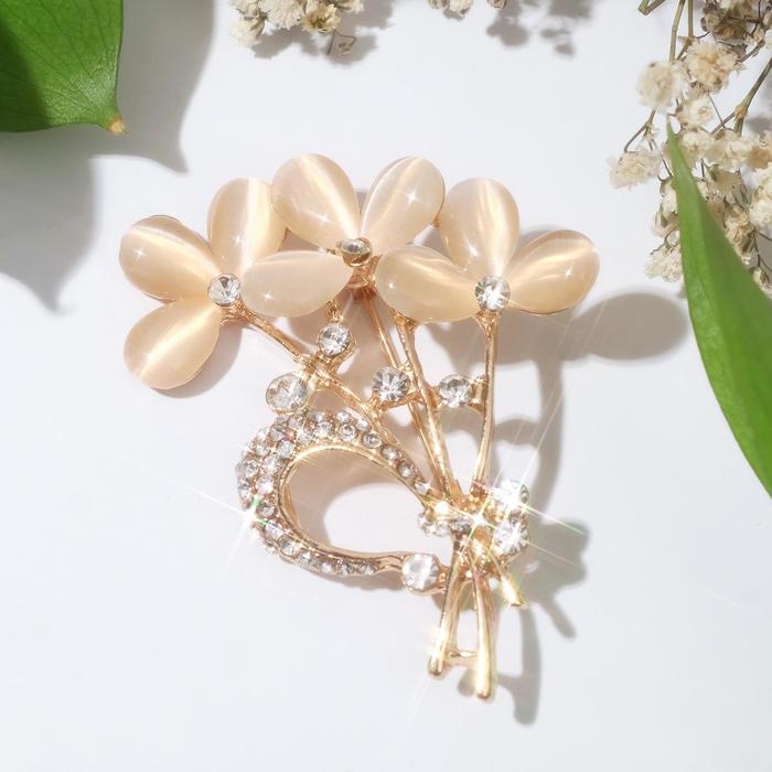 Брошь  Брошь "Трилистники", цвет белый в золоте