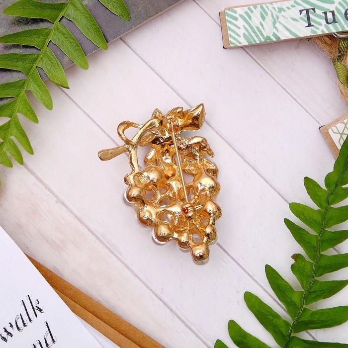 Брошь «Виноградная веточка» цвет бело-зелёный в золоте Брошь «Виноградная веточка» цвет бело-зелёный в золоте