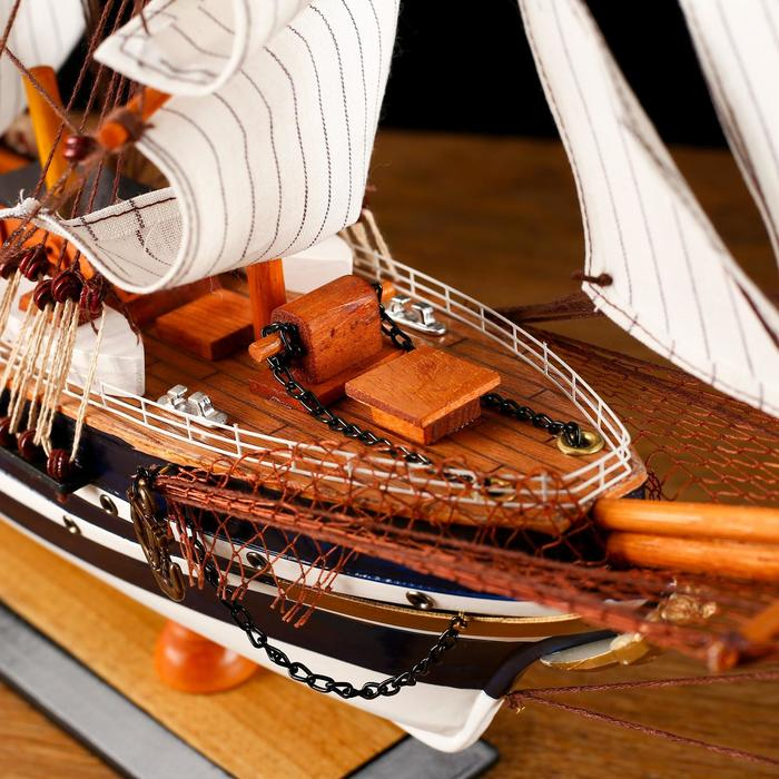 Корабль с белым дном &laquo;Мортан&raquo;