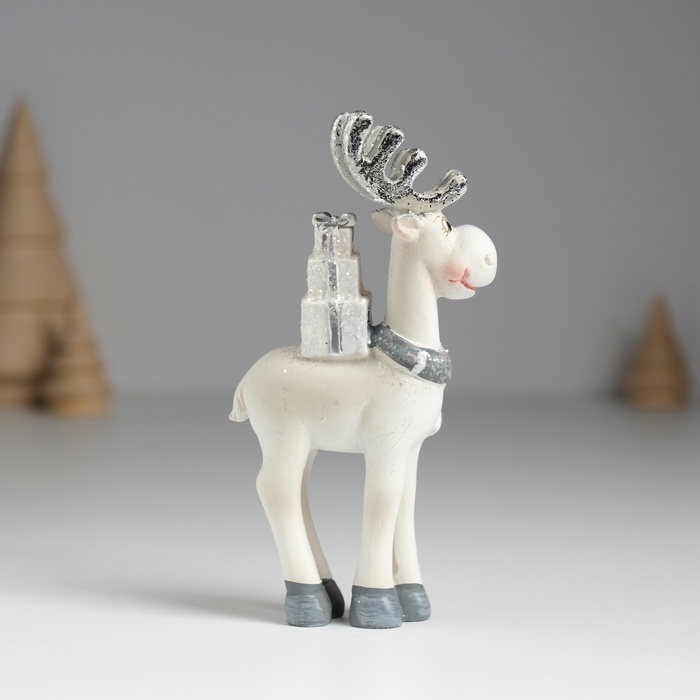 Сувенир полистоун Сувенир полистоун "Олень с серебристыми рожками, с белыми подарками на спине" 5,5х2х11,5 см