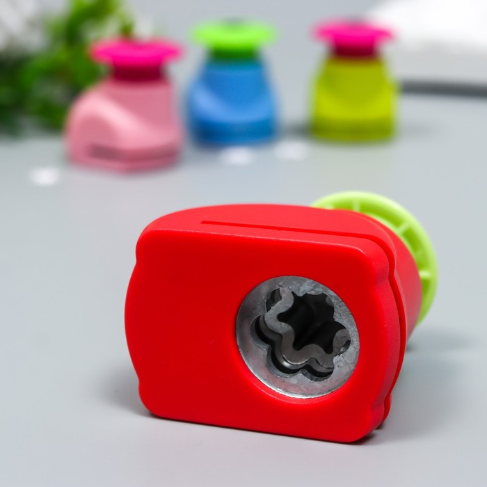 Набор фигурных дыроколов в сундучке для обработки края, 10 шт МИКС Набор фигурных дыроколов в сундучке для обработки края, 10 шт МИКС