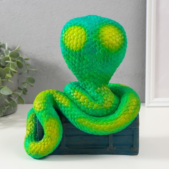 Фигурка Фигурка "КОБРА НА СУНДУКЕ" 20 х 17 х 12 см.