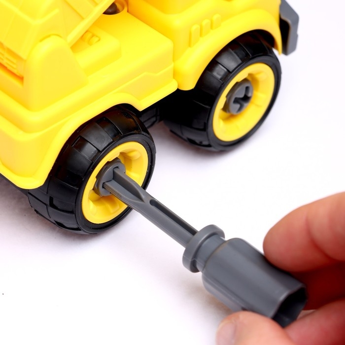 Конструктор винтовой «Машина с краном», с отвёрткой, 26 деталей Конструктор винтовой «Машина с краном», с отвёрткой, 26 деталей