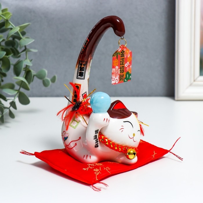 Сувенир керамика Сувенир керамика "Манэки-нэко с шариком и подвеской" 9х7х15,5 см