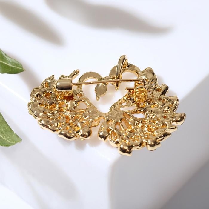 Брошь «Лебеди парочка», цвет белый в золоте Брошь «Лебеди парочка», цвет белый в золоте