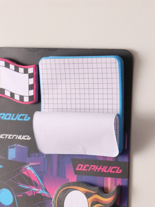 Магнит с блоком для записей и стикерами Магнит с блоком для записей и стикерами "Садись, пристегнись, держись" 10х12 см