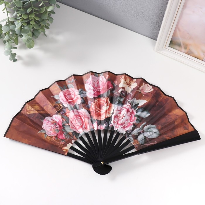 Веер пластик, текстиль h=26,5 см  Веер пластик, текстиль h=26,5 см "Крупные розы на кофейном фоне"