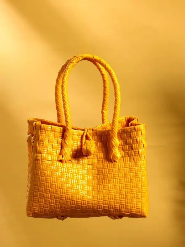 Сумка плетёная пластиковая 23х11х30 см, цв. жёлтый Сумка плетёная пластиковая 23х11х30 см, цв. жёлтый
