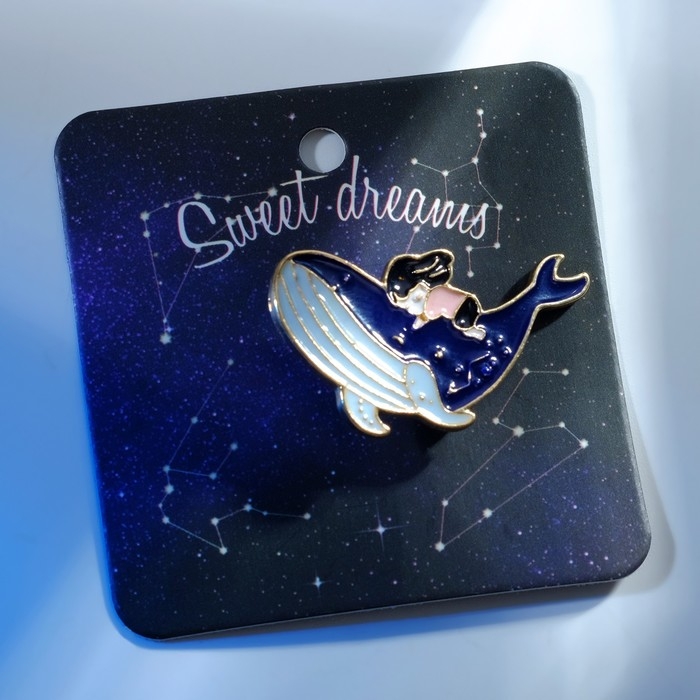 Значок «Кит» и малышка, цветной в золоте Значок «Кит» и малышка, цветной в золоте