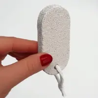 Пемза для педикюра, с подвесом, 9&times;4.5 см, в коробке, белая