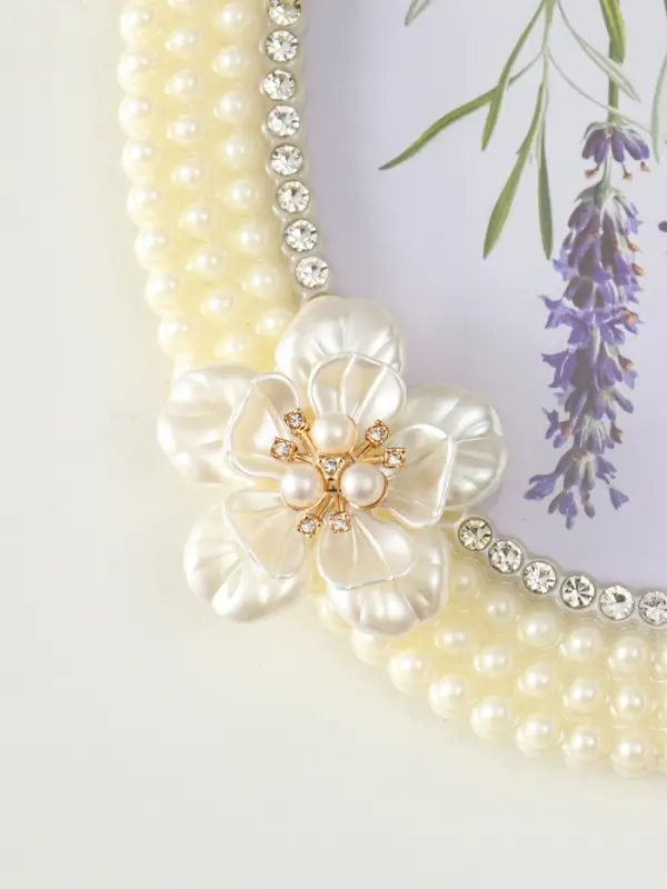 Фоторамка пластик 13х18 см "Белый жемчуг с цветком" овальная