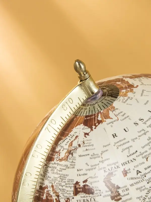 Глобус сувенирный 23х20х39 см, подставка дерево Глобус сувенирный 23х20х39 см, подставка дерево