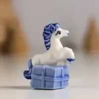 Сувенир керамика "Лошадка с подарком" бело-синий МИКС 4,1х2,6х4 см Сувенир керамика "Лошадка с подарком" бело-синий МИКС 4,1х2,6х4 см