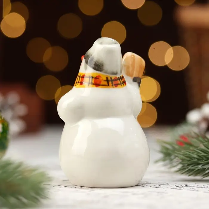 Сувенир "Снеговик с метлой", 10 см, фарфор