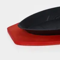 Сковорода чугунная на деревянной подставке «Рыбка», 30×13×3 см, цвет чёрный Сковорода чугунная на деревянной подставке «Рыбка», 30×13×3 см, цвет чёрный