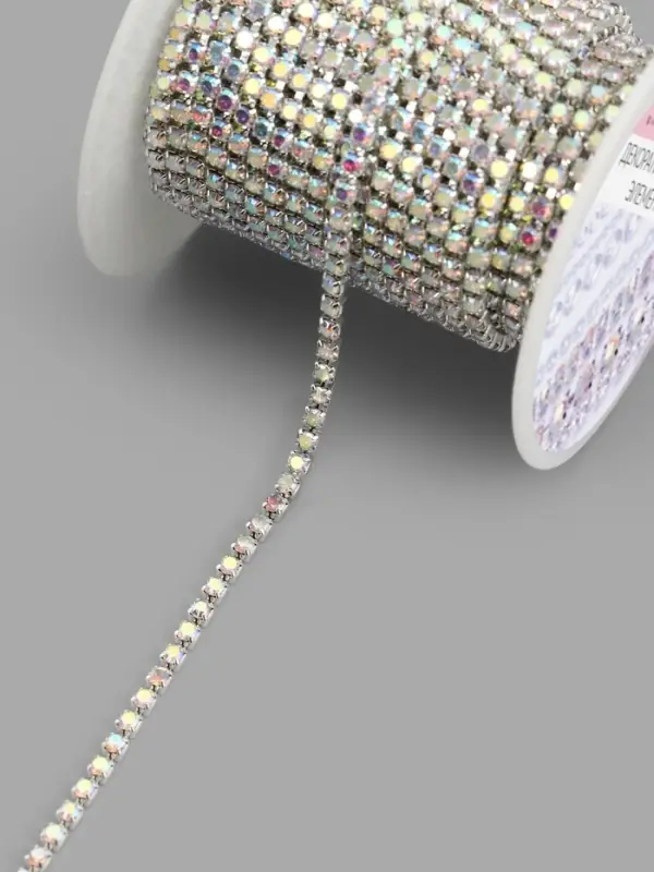 Цепь со стразами, с голографией, металл, стекло, 2.5 мм, 9&plusmn;1 м, цвет серебряный