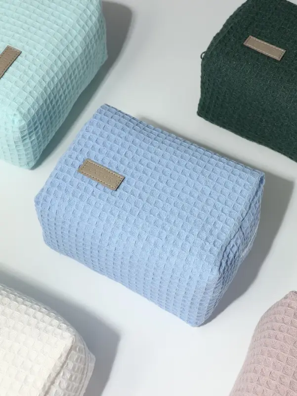 Косметичка женская на молнии TEXTURA, объёмная, средний размер, мягкая, голубая