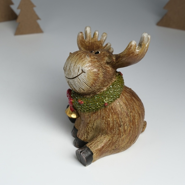 Сувенир полистоун Сувенир полистоун "Лосик Улыбка в еловом венке с бантом и колокольчиком" сидит 13,5х11х16 см 10325