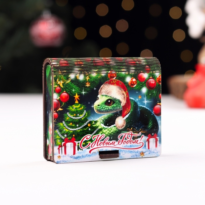 Новый год. Деревянный конверт для денег с символом года № 8  Новый год. Деревянный конверт для денег с символом года № 8 "Змейка в колпаке", 9,8х8,5х2 см 1066018