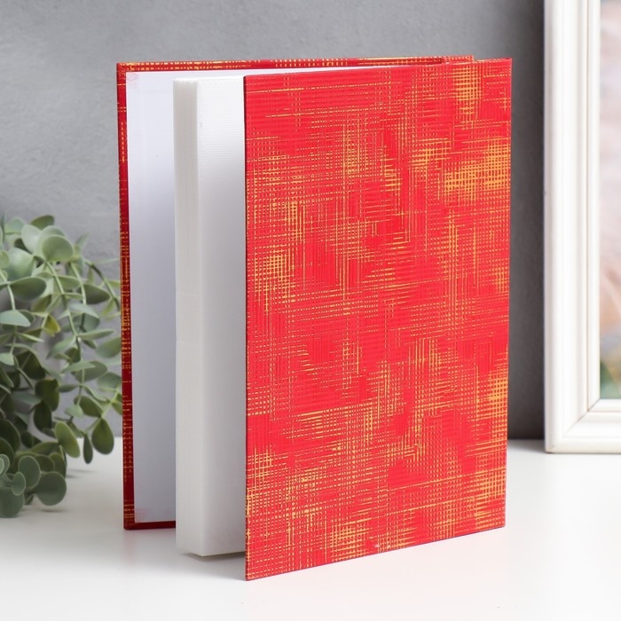 Фотоальбом на 200 фото 10х15 см Фотоальбом на 200 фото 10х15 см "Золотые чёрточки на красном" в коробке 26,5х20,5х4,5 см