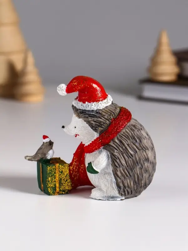 Фигурка полистоун &laquo;Ёжик в красном колпак и шарфе, с подарком и птичкой&raquo;, 8.5&times;5&times;9.5 см